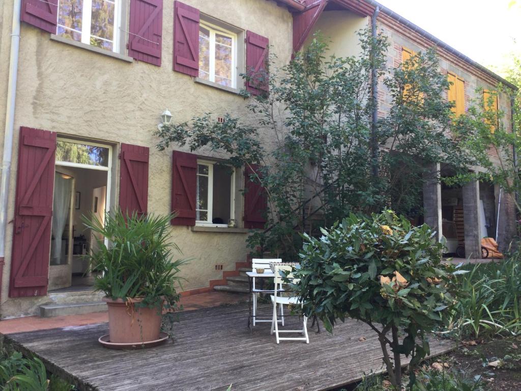 eine Veranda eines Hauses mit einem Tisch und Stühlen in der Unterkunft Villa Delphina in Vernet-les-Bains