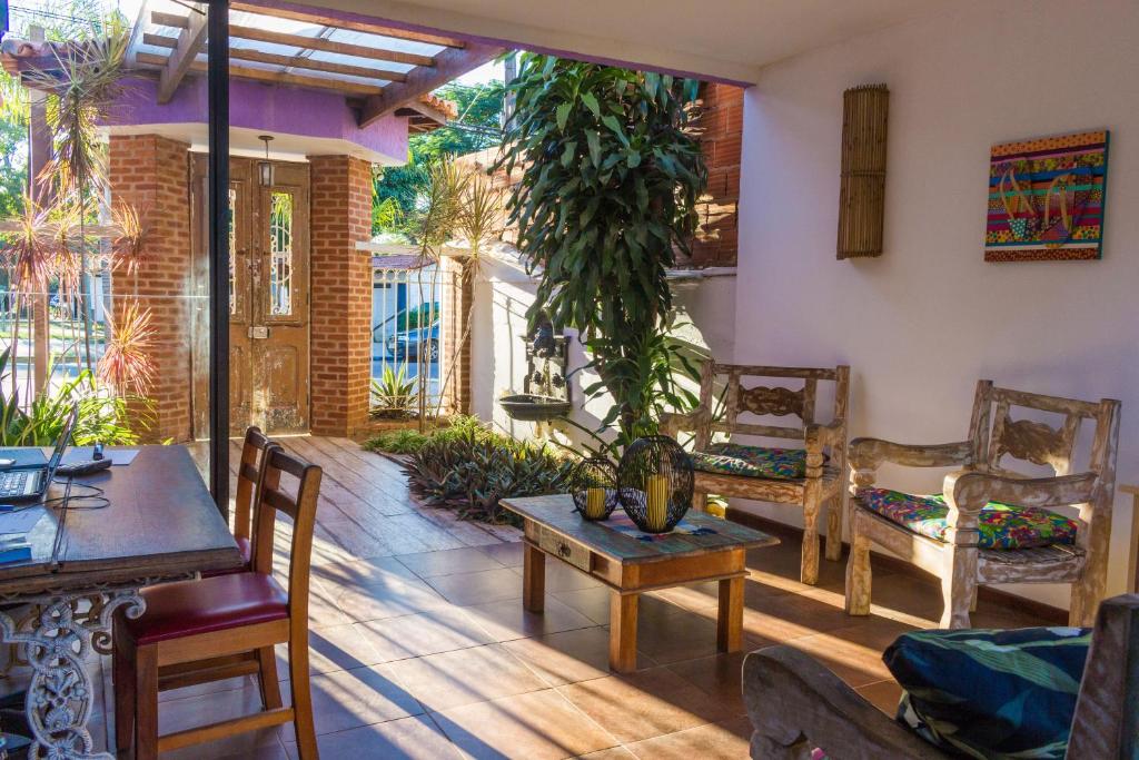 a living room with a table and chairs at Pousada do Centro in Búzios