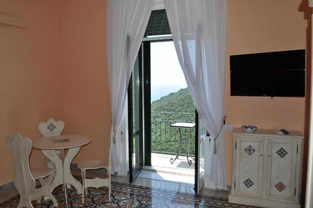 Televízia a/alebo spoločenská miestnosť v ubytovaní villa verde sul mare