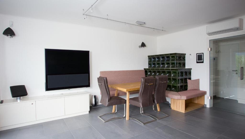 A television and/or entertainment centre at Appartementhaus Franz Samonig