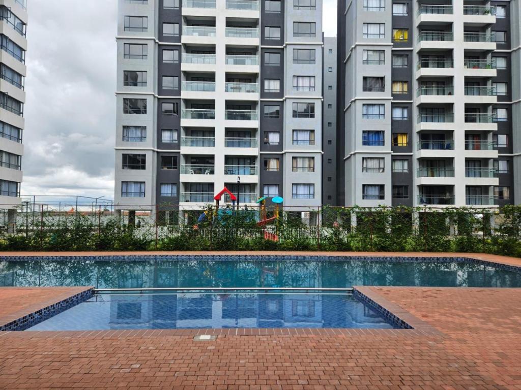 Kolam renang di atau dekat dengan Nairobi comfy JKIA Apartments