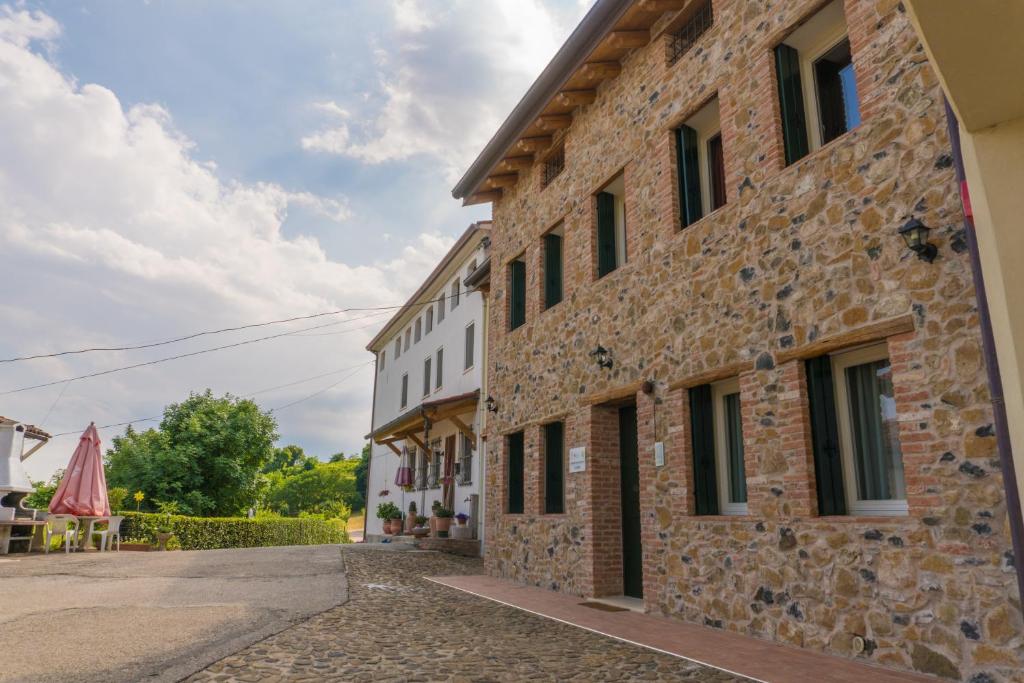 an old stone building with a cobblestone street at Agriturismo Dai Gobbi in Fara Vicentino
