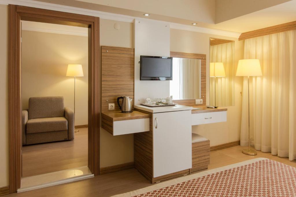 TV a/nebo společenská místnost v ubytování Aes Club Hotel