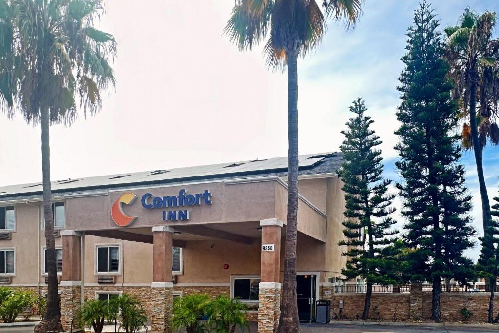 a building with a sign that reads comfort inn at Comfort Inn San Diego Miramar in Miramar