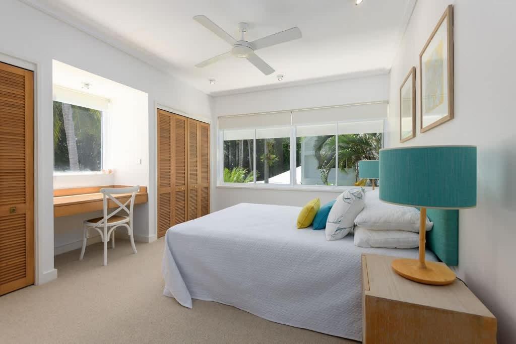 Un pat sau paturi într-o cameră la Port Douglas Mirage Villa 451