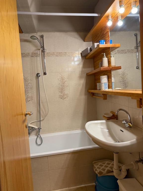 Et badeværelse på Appartamento panoramico con vista sulle montagne e accesso diretto alle piste