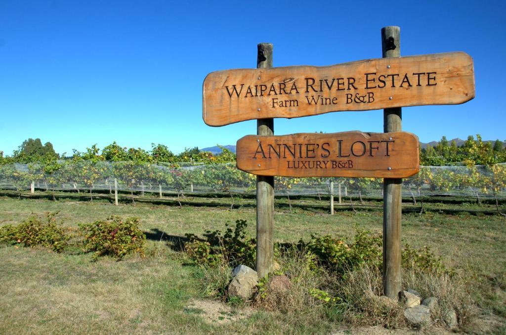 Um sinal que diz que a propriedade do rio Warapa e o lote das minas em Waipara River Estate em Waipara