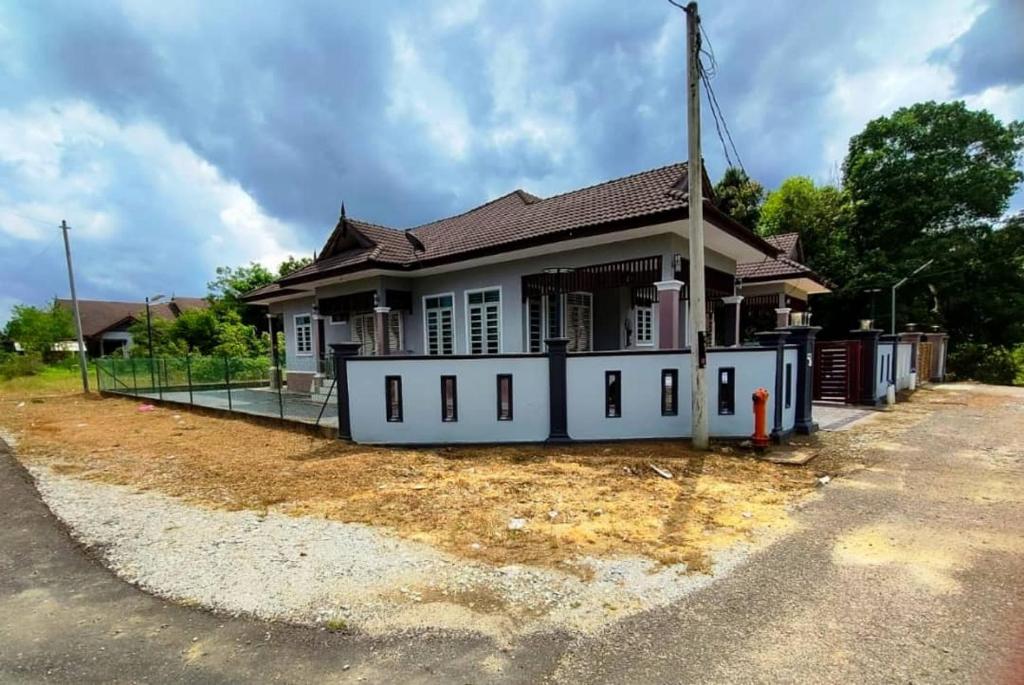 a house that is being constructed at Adyan Homestay Terengganu in Bukit Payong