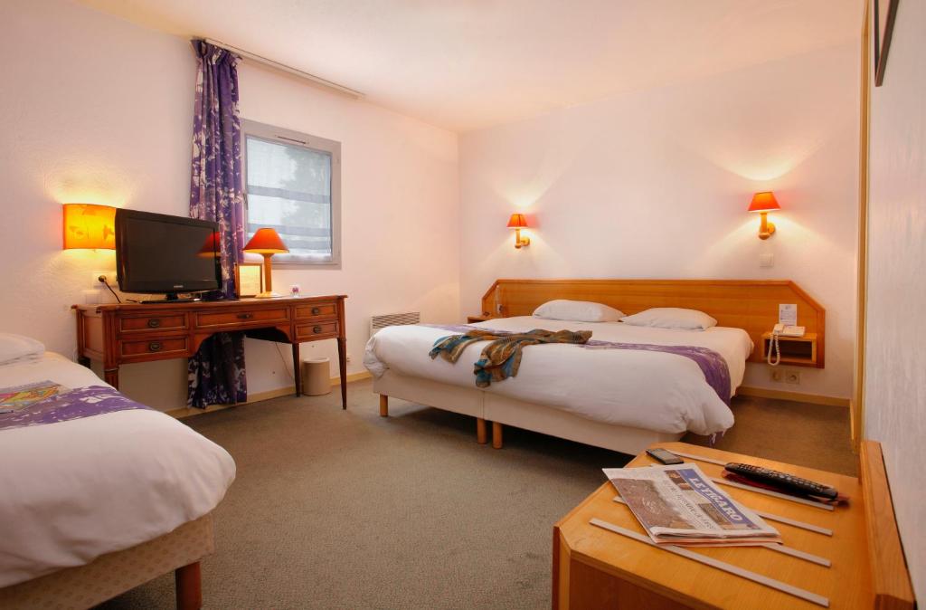 Postel nebo postele na pokoji v ubytování Hôtel Novalis Quimperlé