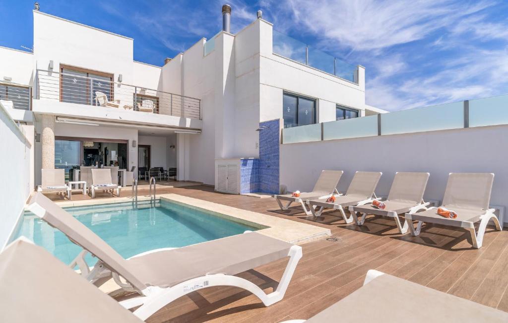 una villa con piscina y una casa en Amazing Home In Torrox Costa, en Torrox Costa