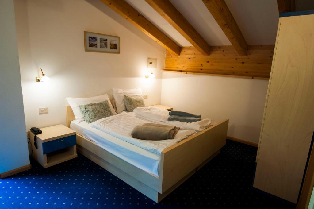 Łóżko lub łóżka w pokoju w obiekcie B&B Col Da La Vila