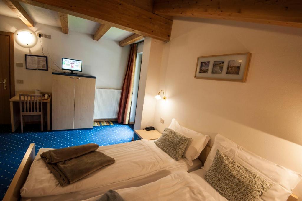 Łóżko lub łóżka w pokoju w obiekcie B&B Col Da La Vila
