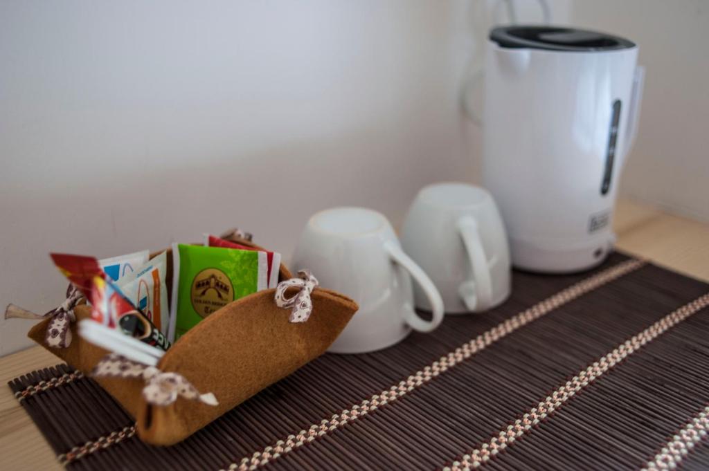 Zestaw do parzenia kawy i herbaty w obiekcie B&B Col Da La Vila