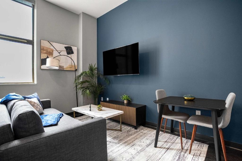 Μια τηλεόραση ή/και κέντρο ψυχαγωγίας στο CozySuites Charming 1BR in Downtown Pitts 10