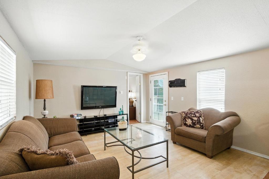 TV a/nebo společenská místnost v ubytování Desert Haven Cozy 2-Bedroom Mobile Home Near NMSU home