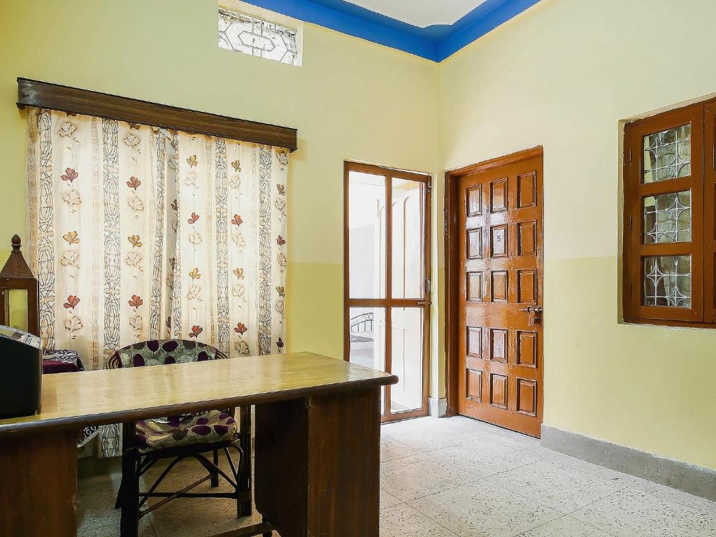an empty room with a table and a door at SPOT ON Cherish Guest House in Rānchī