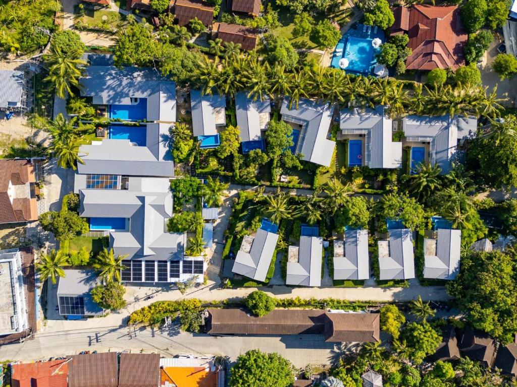 una vista aérea de un grupo de casas con árboles en Bougain Villas, en Salad Beach