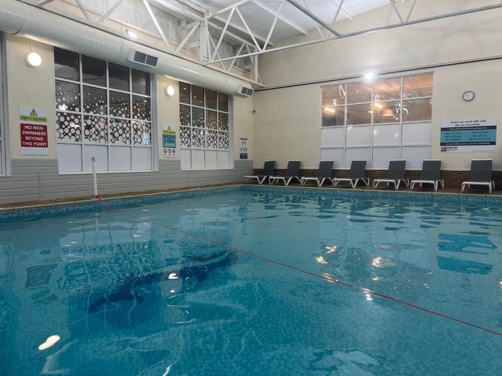 Piscina de la sau aproape de North Devon Resort Budget