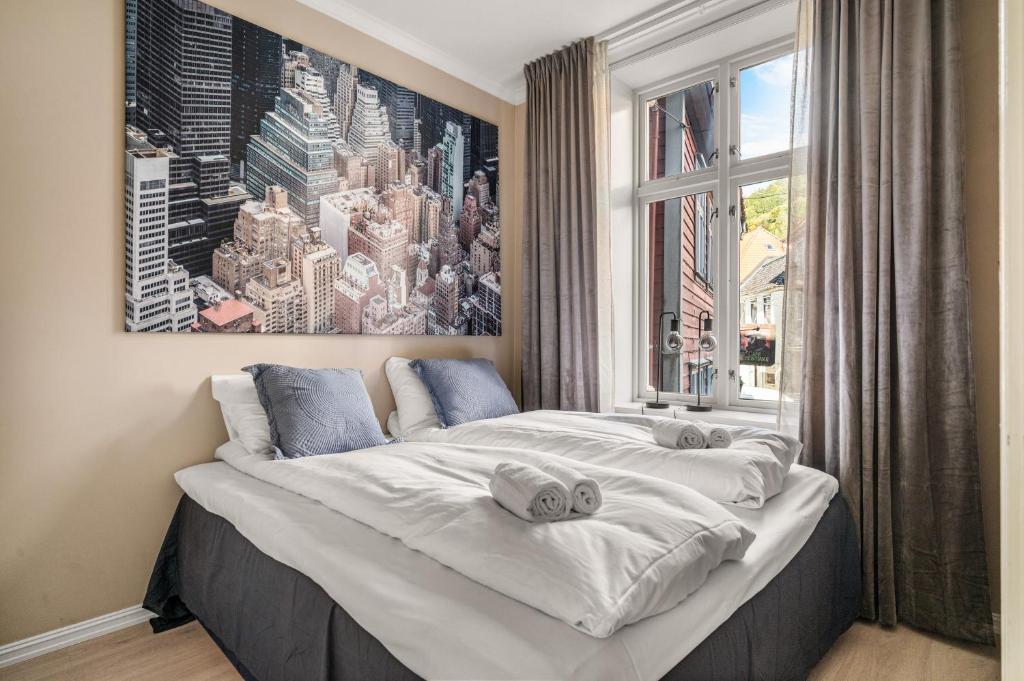 2 Betten in einem Schlafzimmer mit einem großen Fenster in der Unterkunft Bergen Beds Apartments - A Front Row Experience in Bergen