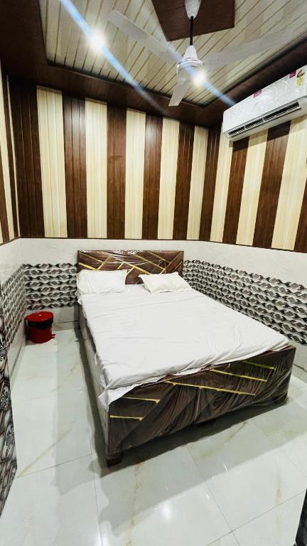 a bedroom with a bed in a room at Shine Guest House in New Delhi