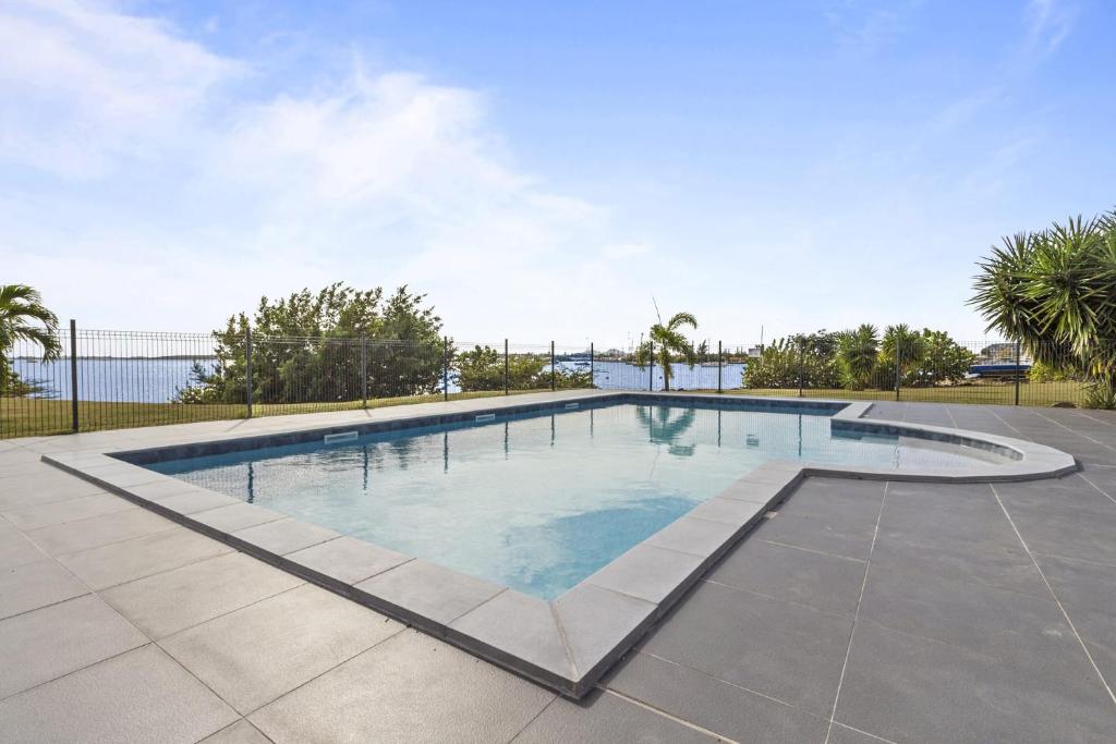 MarigotにあるAppartement Reflets Marinsの海を背景にした大型スイミングプール