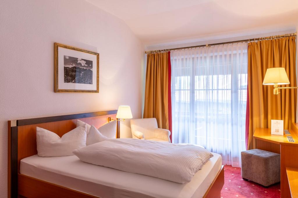 Königshof Hotel Resort - Partner von Oberstaufen PLUS und PLUS GOLF - Single Room Komfort - No Dogs Allowed
