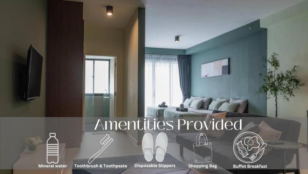 un salon avec un canapé et une télévision dans l'établissement Deluxe Seaview Suite Twin Bed by The Only Bnb, à Tanjong Tokong