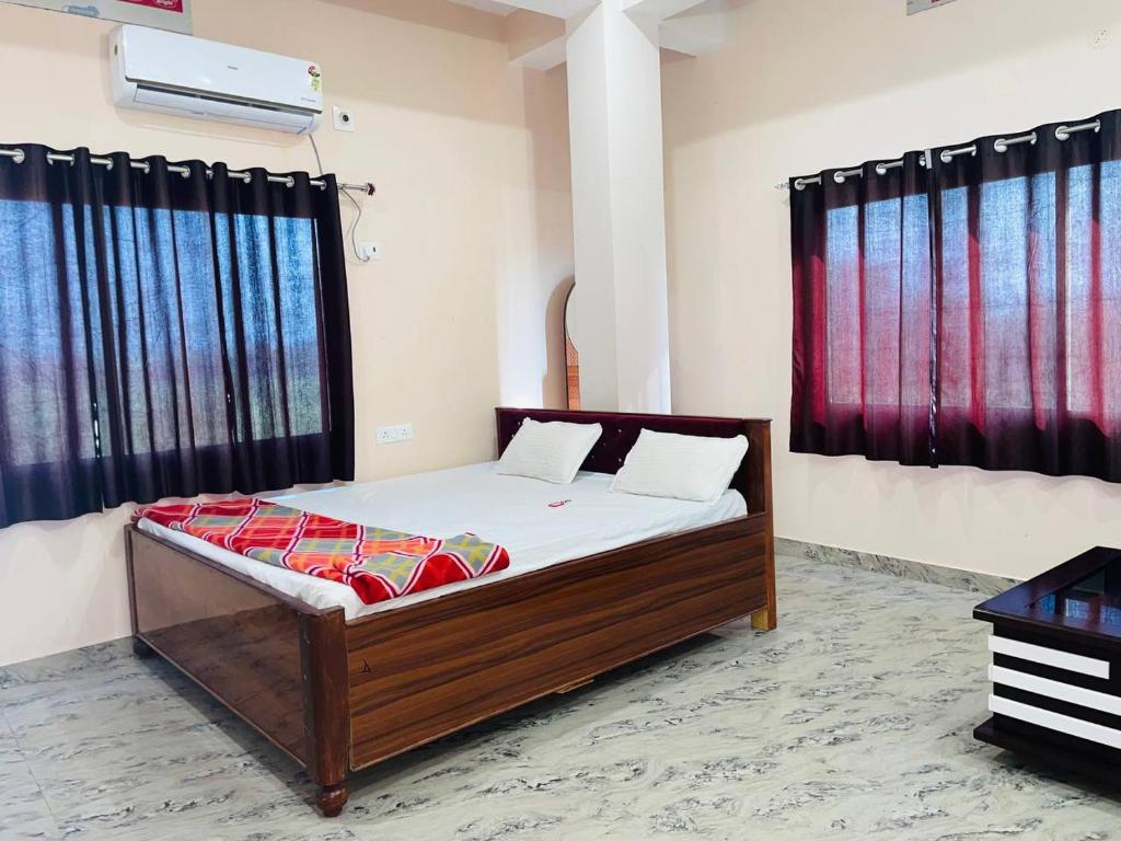 Ένα ή περισσότερα κρεβάτια σε δωμάτιο στο Hotel Aman Residency & Restaurant