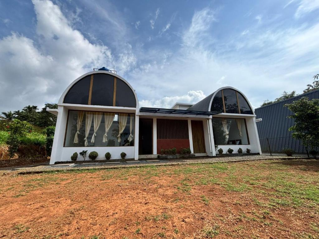 seagullresort في Jāmb: منزل به قبتان أعلى الفناء