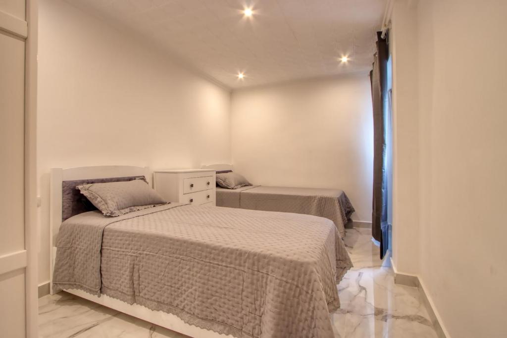 Un dormitorio con dos camas en una habitación. en Chambre Torrevieja, en Torrevieja