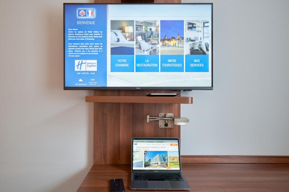 
Standard Queen Room with One Queen Bed and One Double Bed
