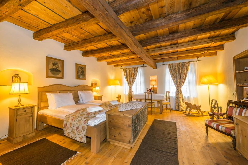 um quarto com uma cama e uma secretária num quarto em Casa Savri em Sighisoara