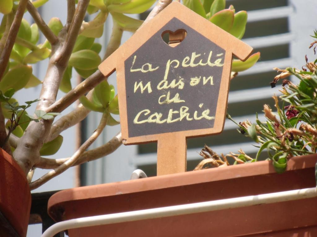 a sign that says la public imds on die catrina at Petit Grenier Douillet De Cathie in Roquemaure