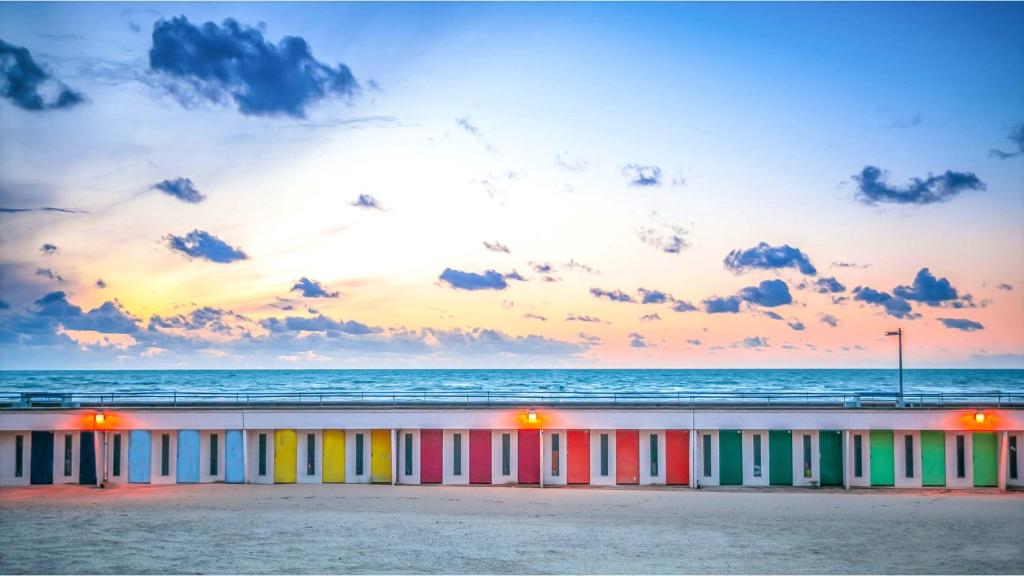 a view of the beach with the ocean in the background at Le petit Cosy in Le Touquet-Paris-Plage