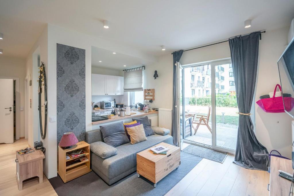 Posezení v ubytování Beautiful apartment with garden and private garage, close to the airport