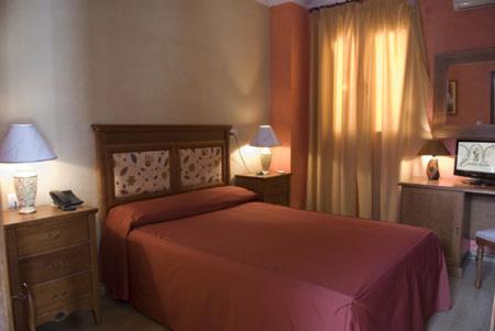 Posteľ alebo postele v izbe v ubytovaní Hotel Esmeralda