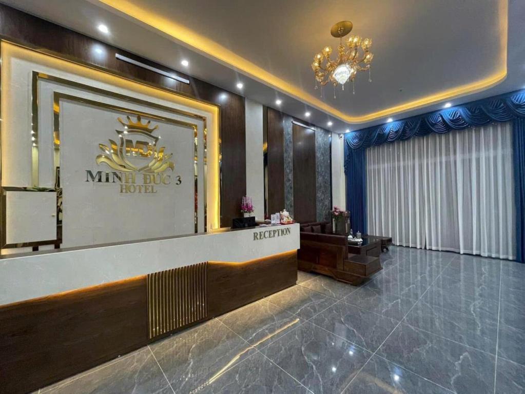 a lobby of a hotel with a chandelier at Minh Đức 3 Hotel in Trùng Khánh