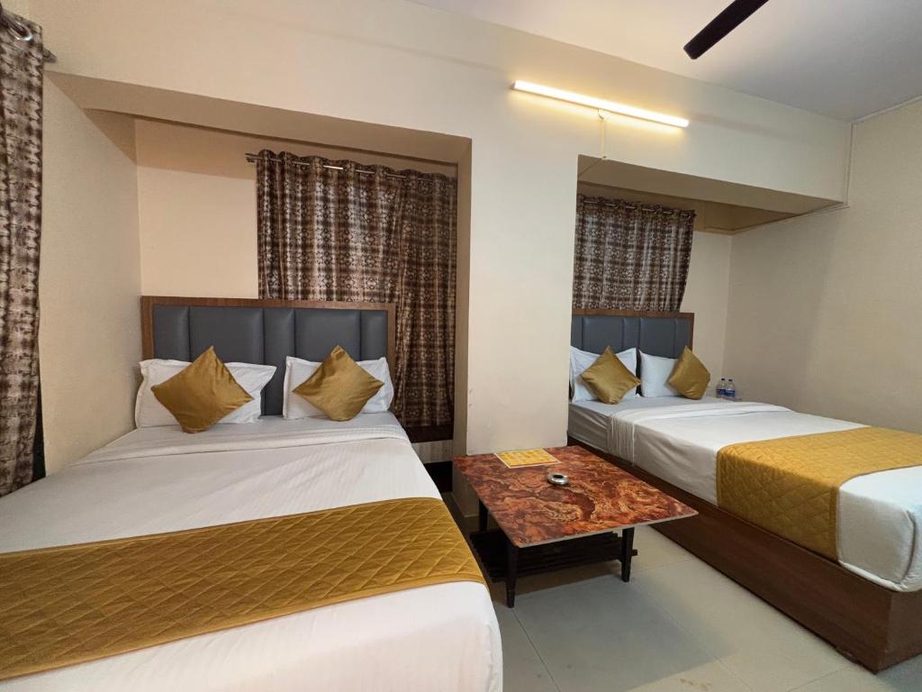 Postel nebo postele na pokoji v ubytování Hotel Crystal Palace Near US Consulate Bandra Kurla Complex Mumbai Near Mumbai Airport Mumbai