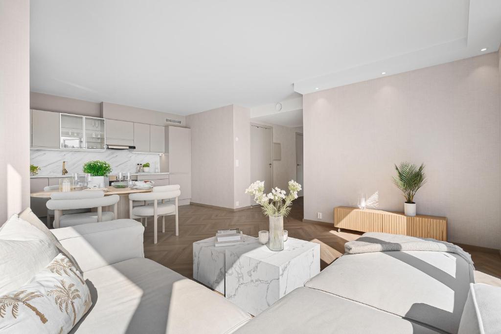 トロンハイムにあるExclusive apartmentのリビングルーム(白い家具付)、キッチン