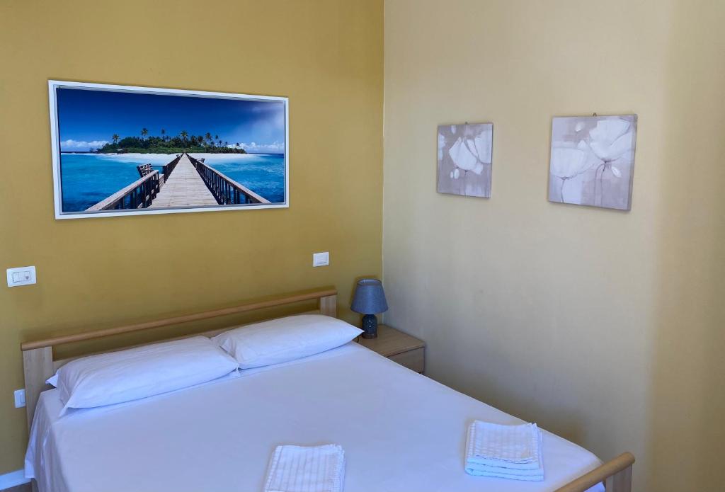 a bedroom with a bed and a picture on the wall at Il Rifugio del Mare Monolocale Vasto Marina in Vasto