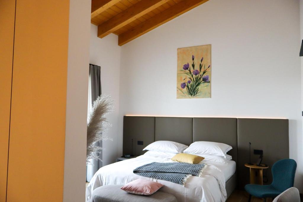a bedroom with a bed and a painting on the wall at Tenuta Tommasi - Relais Bacco in Caorle