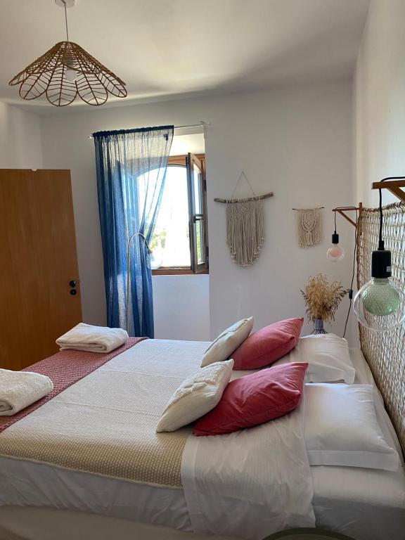Un dormitorio con dos camas con almohadas encima. en Monte do Luar, en São Brás de Alportel