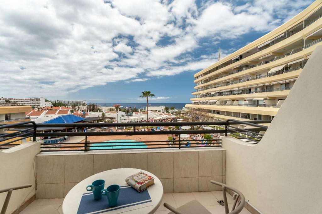 een balkon met uitzicht op het strand en een hotel bij Santa María in Adeje