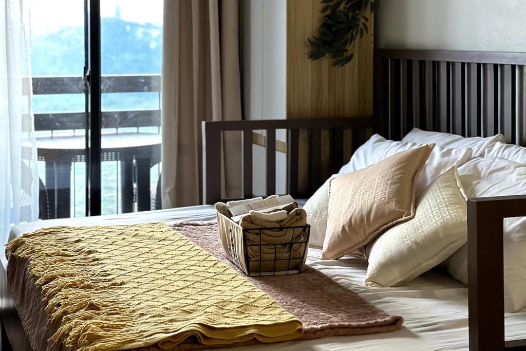 un lit avec un panier installé au-dessus dans l'établissement Balinest Studio Tagaytay, à Tagaytay