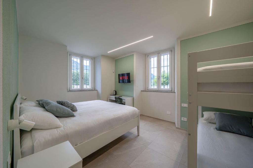 Katil atau katil-katil dalam bilik di Le finestre sul Lago - Lake Como Front - Free Parking and AC