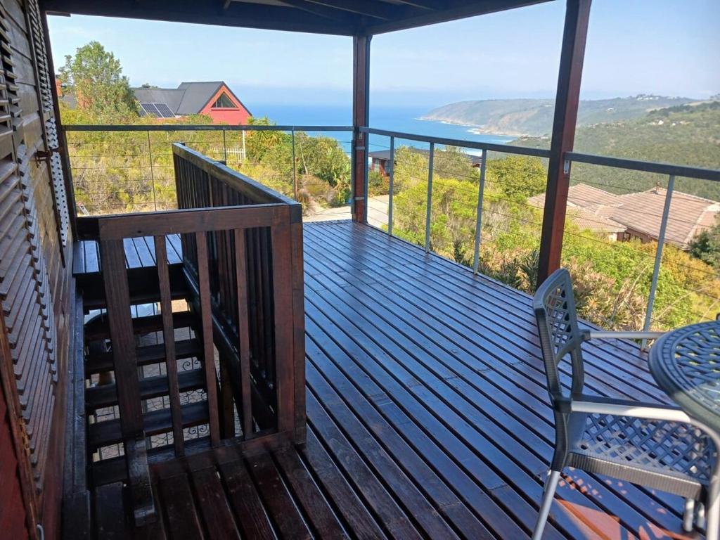 ein Balkon eines Hauses mit Blick auf das Meer in der Unterkunft Wilderness Views - Clermont Cottage in Wilderness