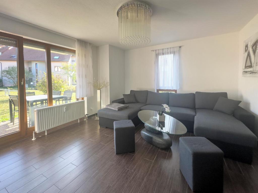 a living room with a couch and a table at Ferienwohnung Obersulm in Obersulm