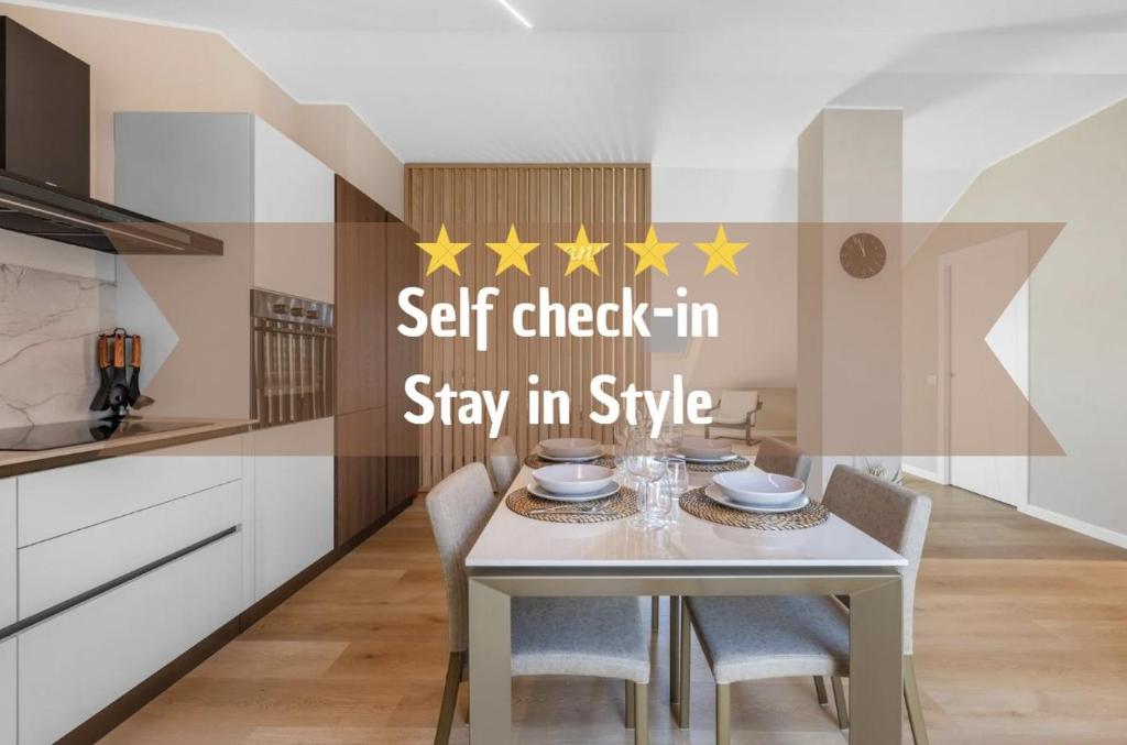 Una cocina con una mesa con cinco estrellas. en -Milano-Arese-Rho Fiera- Stay in Style, en Arese