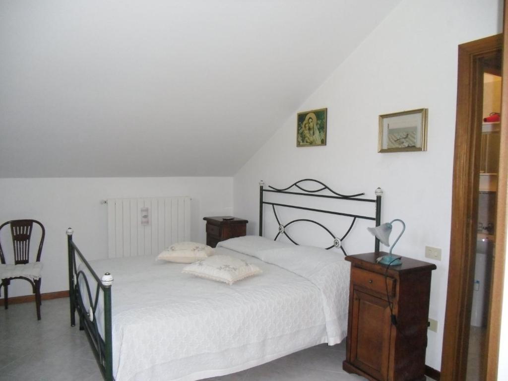 1 dormitorio con 1 cama, 2 mesas y 1 silla en Casa Filomena, en Tramonti