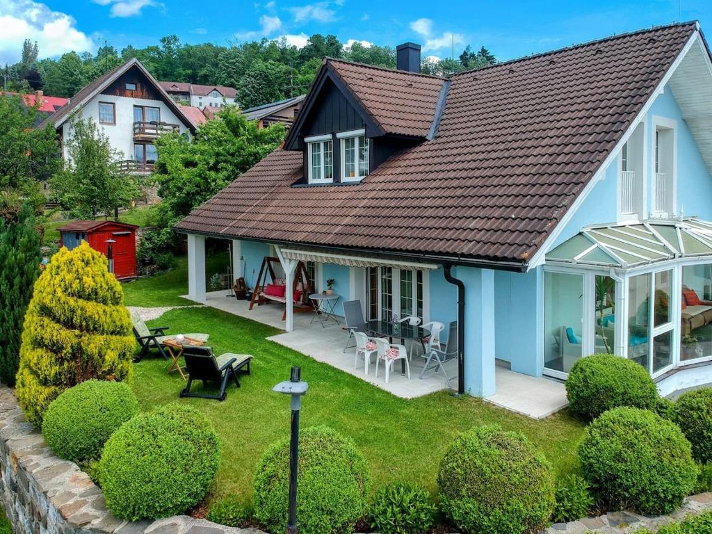 Сад в Vacation home, hot tub, lake view, sandy beach